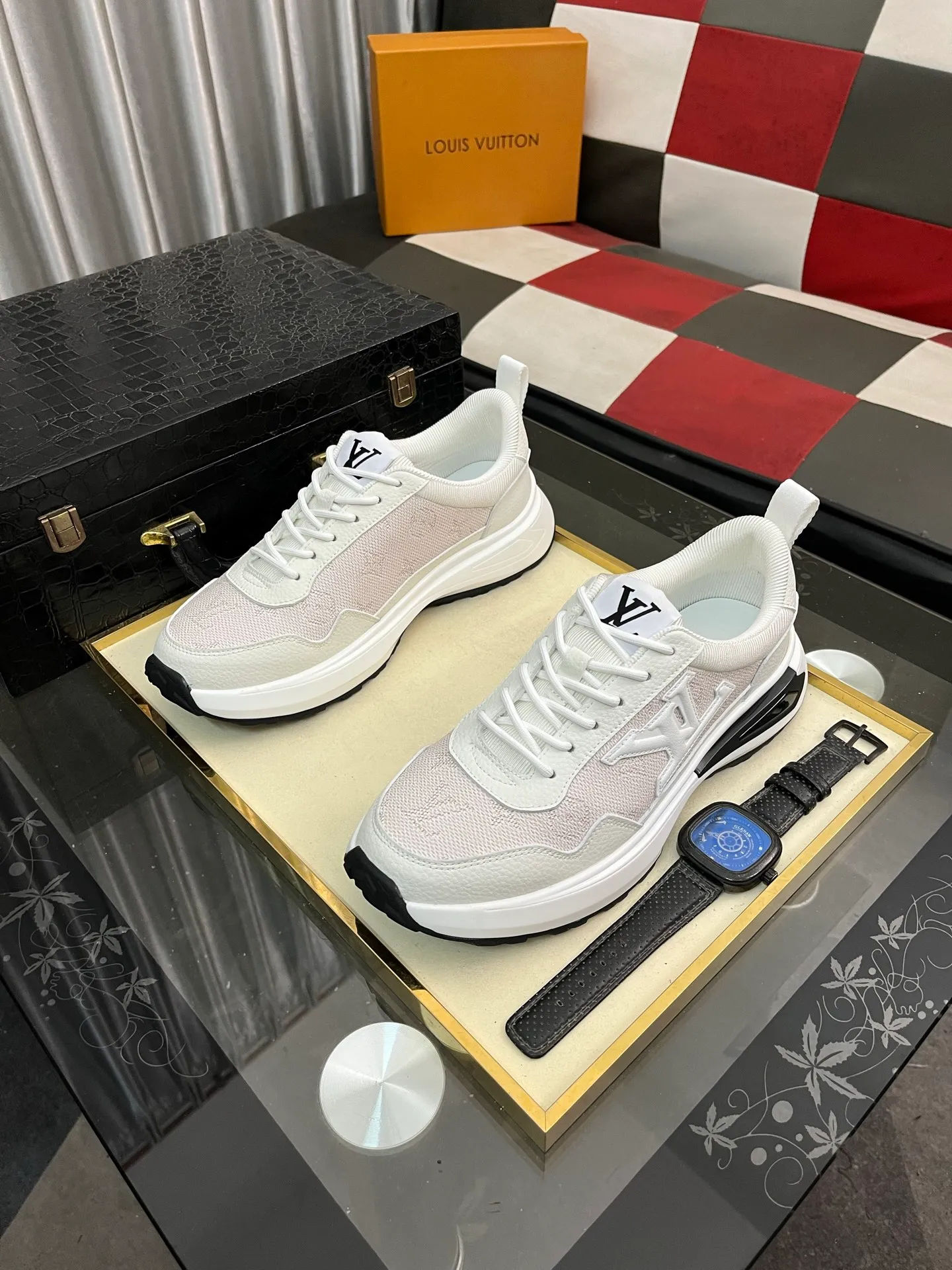 Men's shoes 💰458⌚️⌚️【LOUlS VUlTTON】Louis Vuitton ~ unique and casual style. LV counter purchasing 🏃casual shoes😍😍 Men's 2022 counters are on sale simultaneously, Italian imported brands select first-layer Italian cowhide. 🐑Sheepskin lining (refuses to discolor and rub feet) Sole: Original sole specially provided by the original factory 🎬Better in kind Size number: 38-443️⃣Colors available